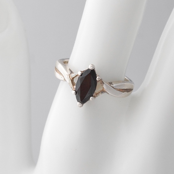 Vintage Avon Black Onyx Sterling Silver Ring Sizs 8 Marquise Cut Gemstone - Picture 1 of 5